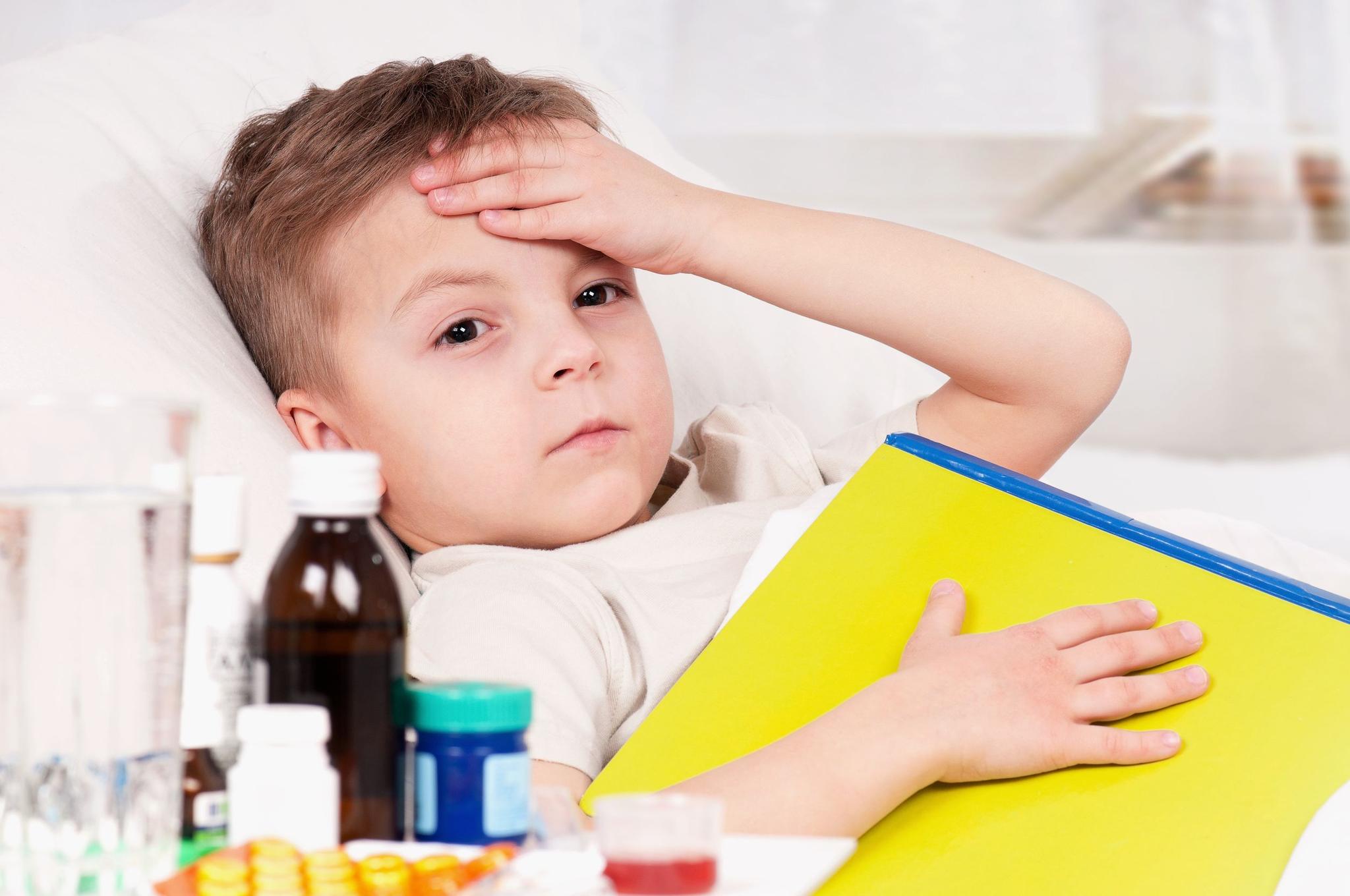 Почему ребенок часто болеет простудными. Ребенок болеет. ОРВИ У детей. Больной ребенок.