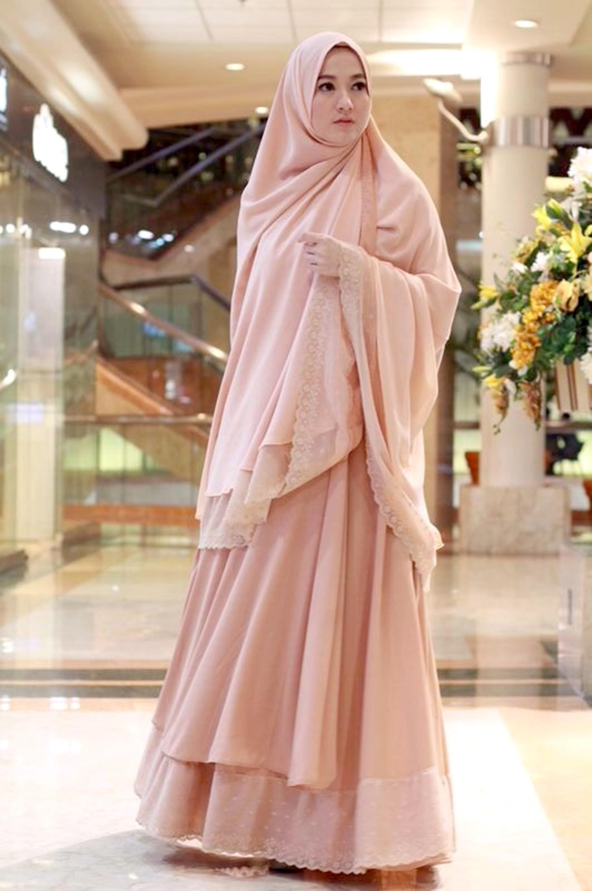 Sederhana dan Elegan, Tips Style Hijab Syar'i Pesta untuk Kondangan Ini Wajib Moms Tahu