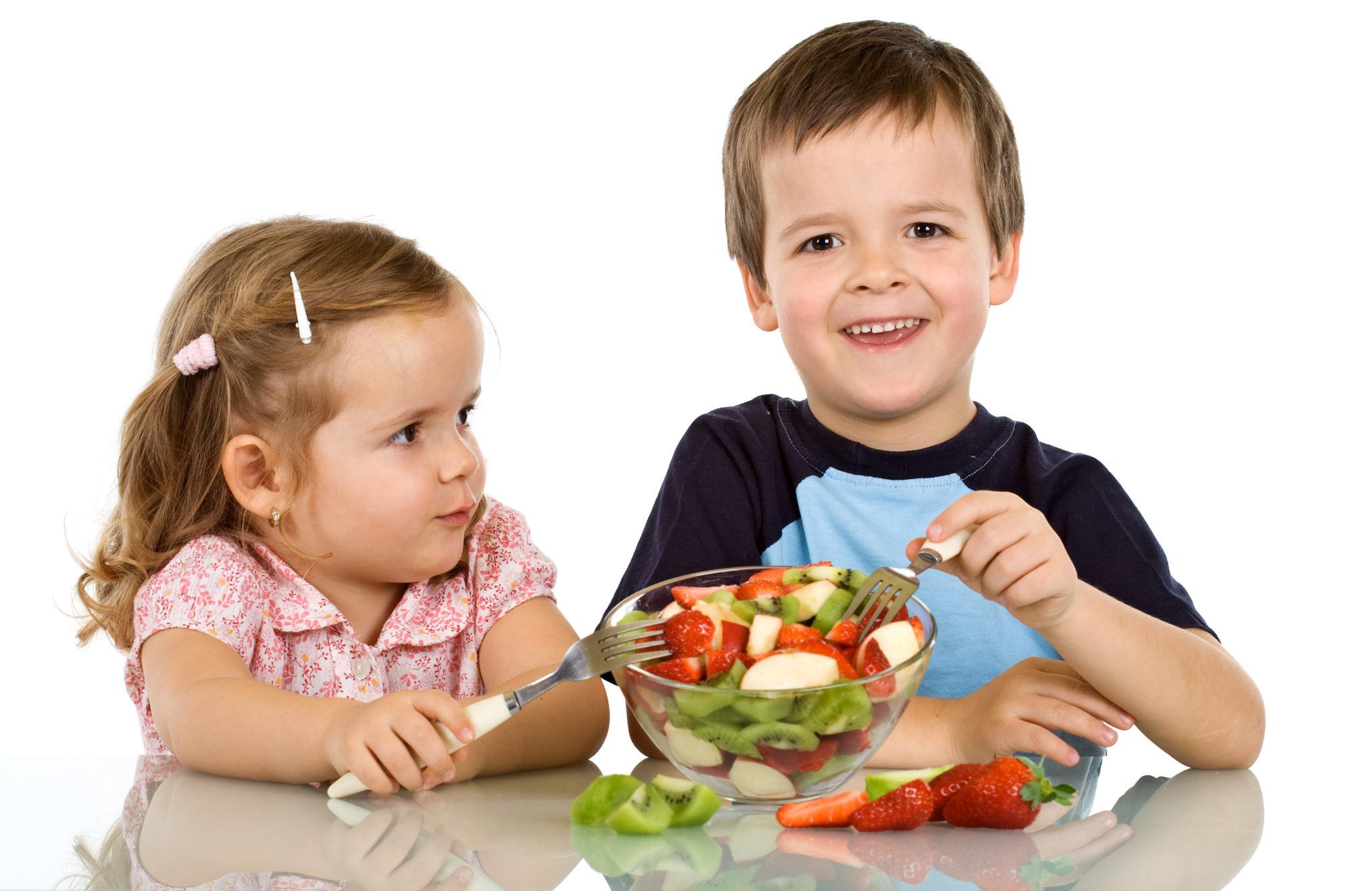 Питание для малышей. Еда для детей. Овощи для детей. Питание детей. Ребенок ест овощи и фрукты.